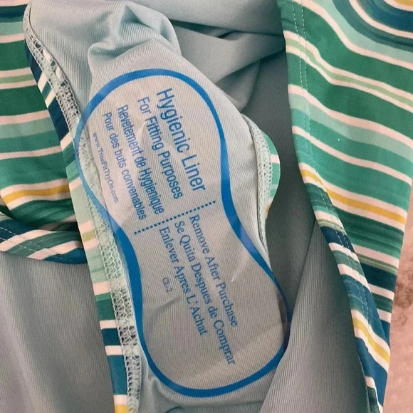 Vince Camuto Printed Ruffled Off-The-Shoulder One-Piece Swimsuit Size 8 - Picture 7 of 8